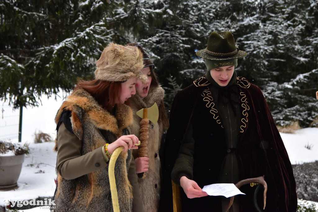 Korowód kolędników rozgrzał mroźną i śnieżną Tucholę