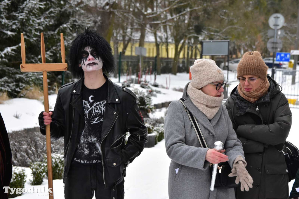 Korowód kolędników rozgrzał mroźną i śnieżną Tucholę