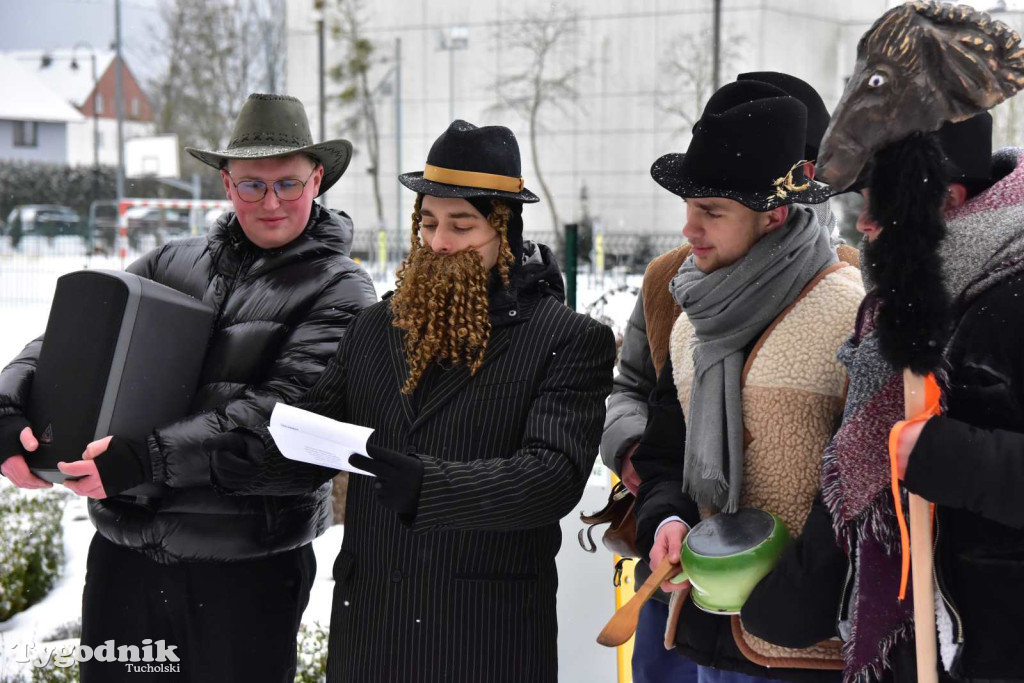 Korowód kolędników rozgrzał mroźną i śnieżną Tucholę