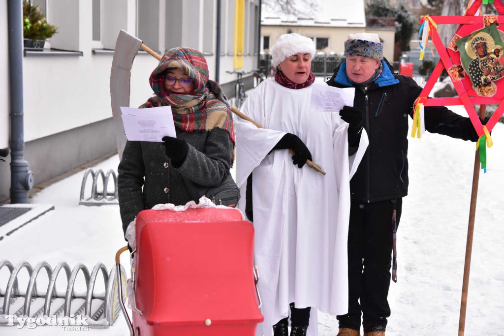 Korowód kolędników rozgrzał mroźną i śnieżną Tucholę
