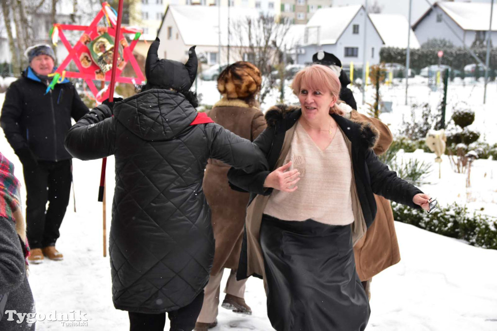 Korowód kolędników rozgrzał mroźną i śnieżną Tucholę