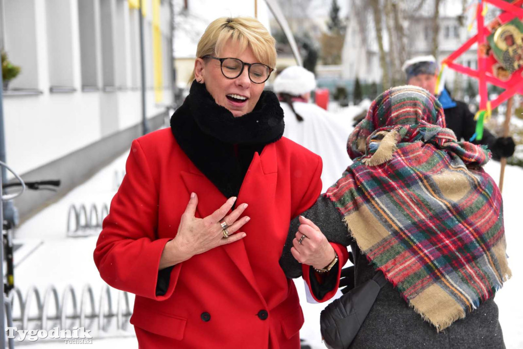 Korowód kolędników rozgrzał mroźną i śnieżną Tucholę