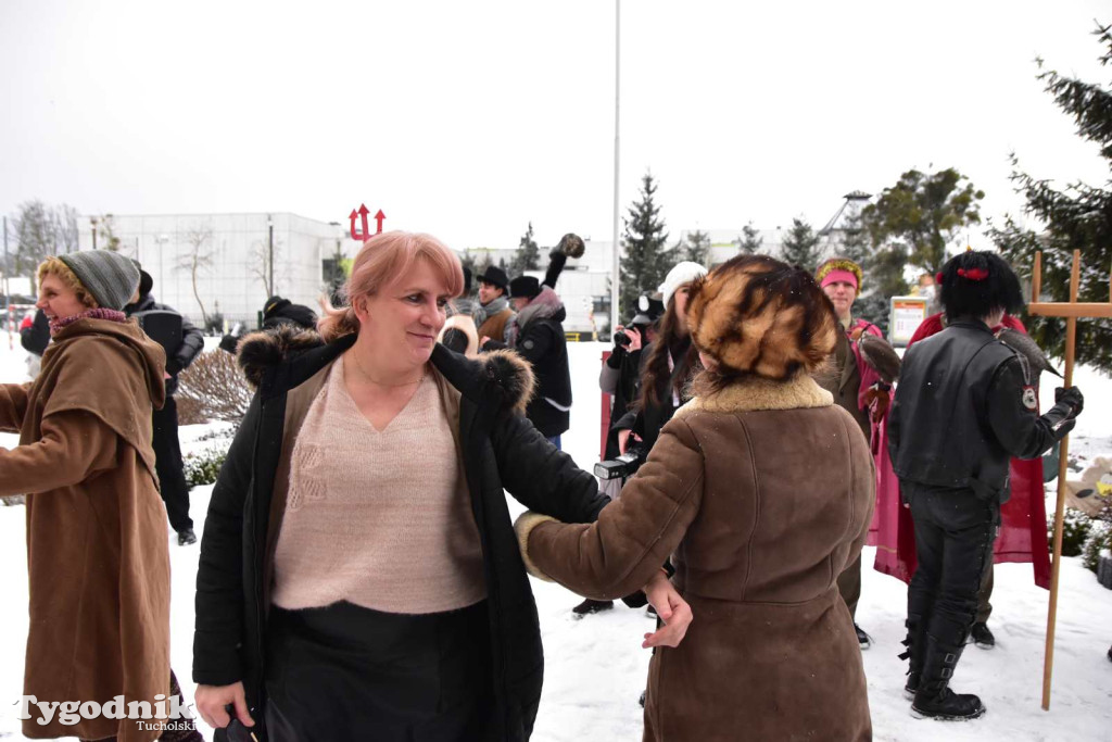 Korowód kolędników rozgrzał mroźną i śnieżną Tucholę