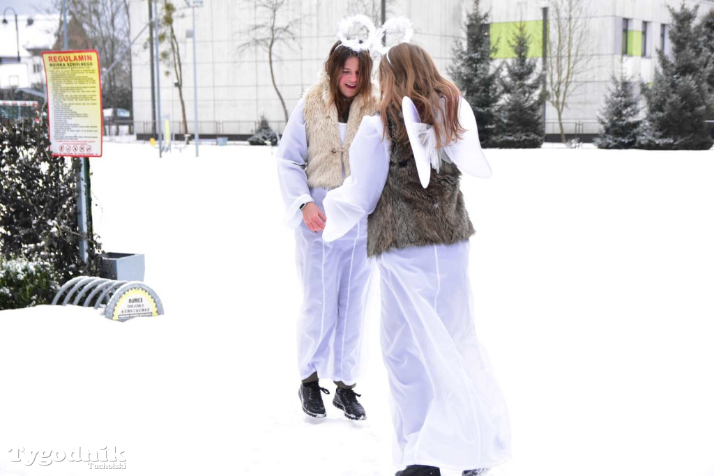 Korowód kolędników rozgrzał mroźną i śnieżną Tucholę