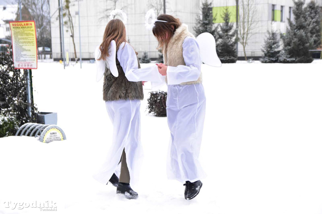 Korowód kolędników rozgrzał mroźną i śnieżną Tucholę