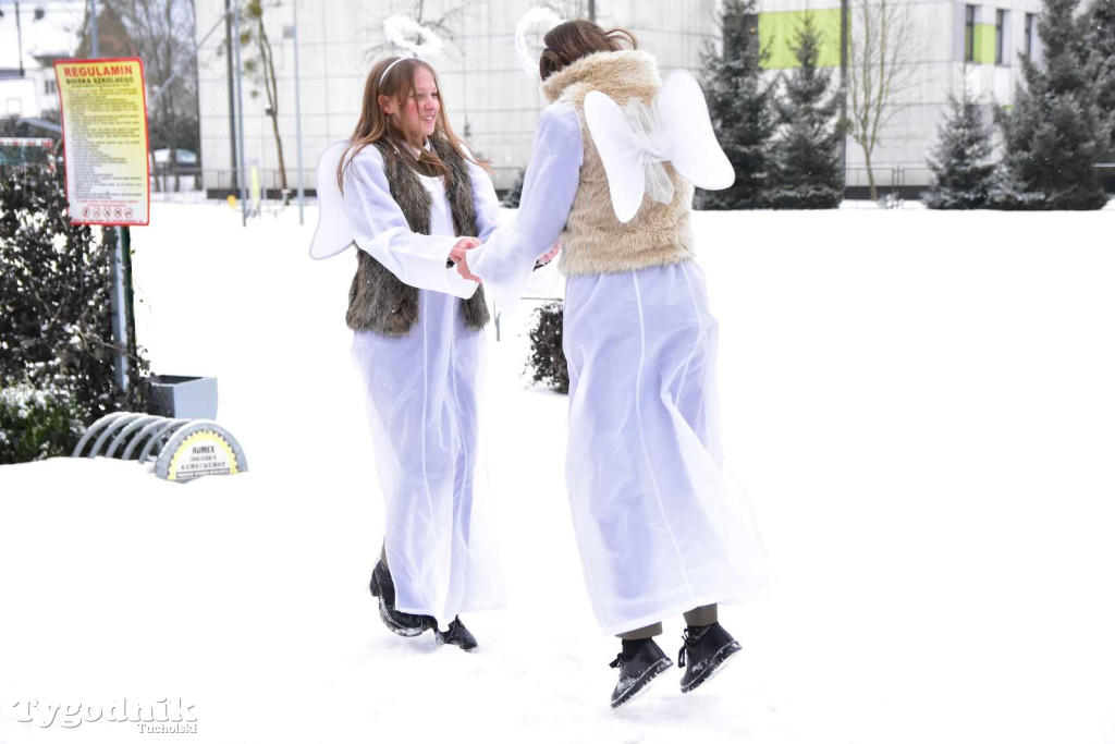 Korowód kolędników rozgrzał mroźną i śnieżną Tucholę