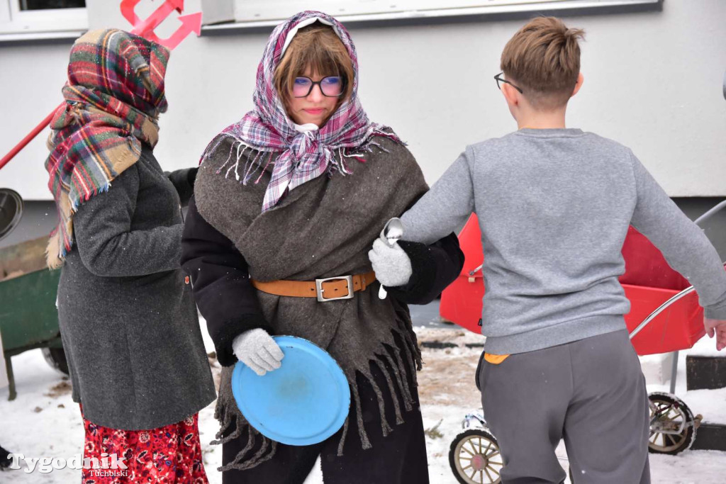 Korowód kolędników rozgrzał mroźną i śnieżną Tucholę