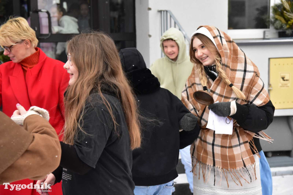 Korowód kolędników rozgrzał mroźną i śnieżną Tucholę