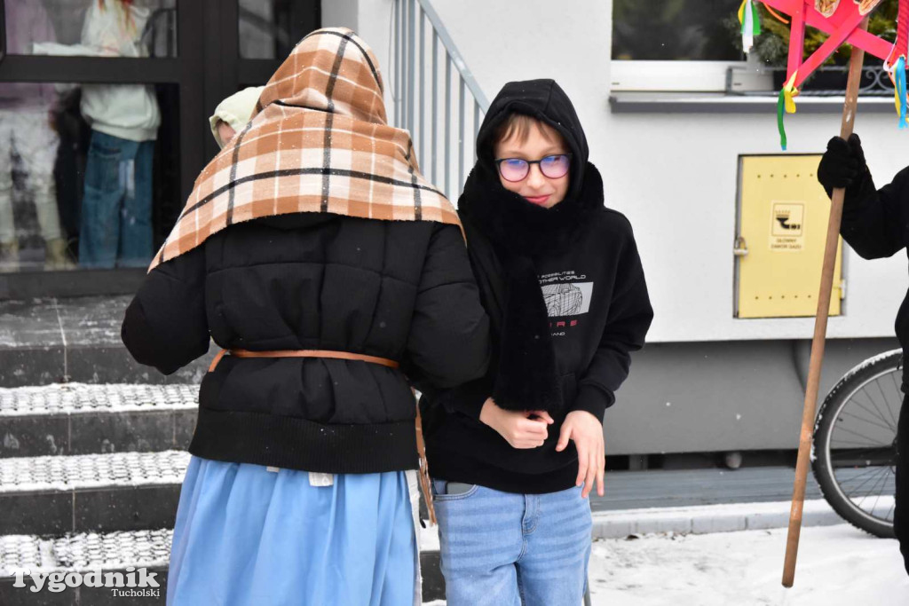 Korowód kolędników rozgrzał mroźną i śnieżną Tucholę