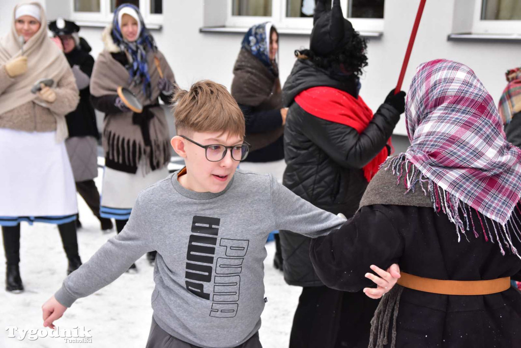 Korowód kolędników rozgrzał mroźną i śnieżną Tucholę