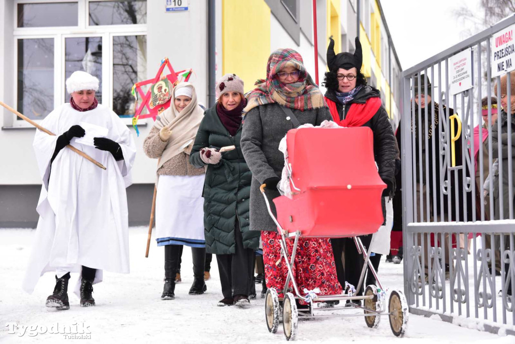 Korowód kolędników rozgrzał mroźną i śnieżną Tucholę