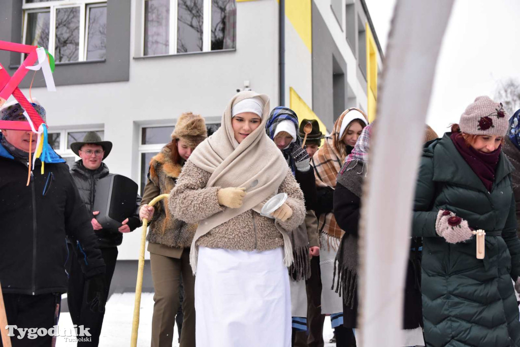 Korowód kolędników rozgrzał mroźną i śnieżną Tucholę