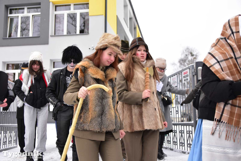 Korowód kolędników rozgrzał mroźną i śnieżną Tucholę