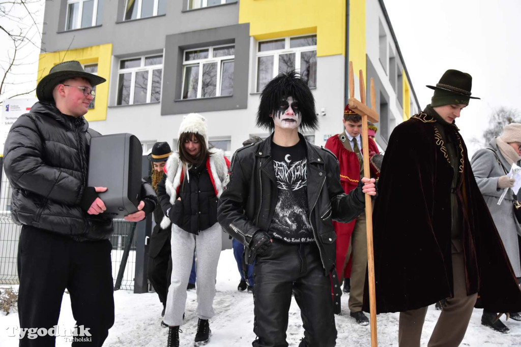 Korowód kolędników rozgrzał mroźną i śnieżną Tucholę
