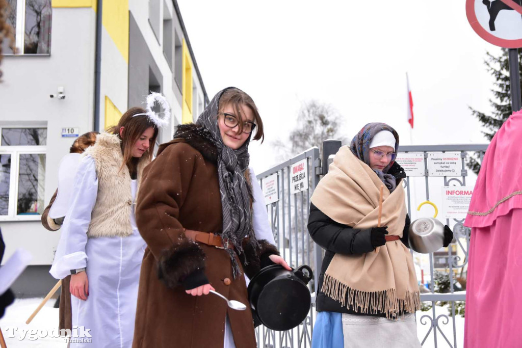 Korowód kolędników rozgrzał mroźną i śnieżną Tucholę