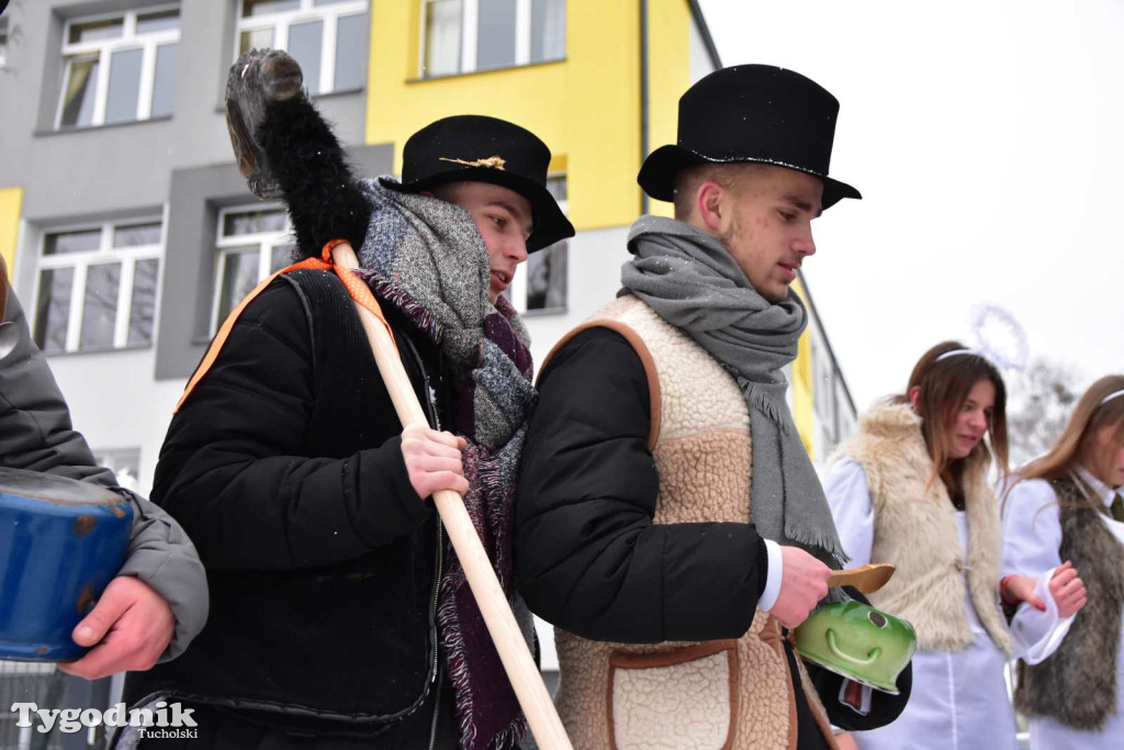 Korowód kolędników rozgrzał mroźną i śnieżną Tucholę