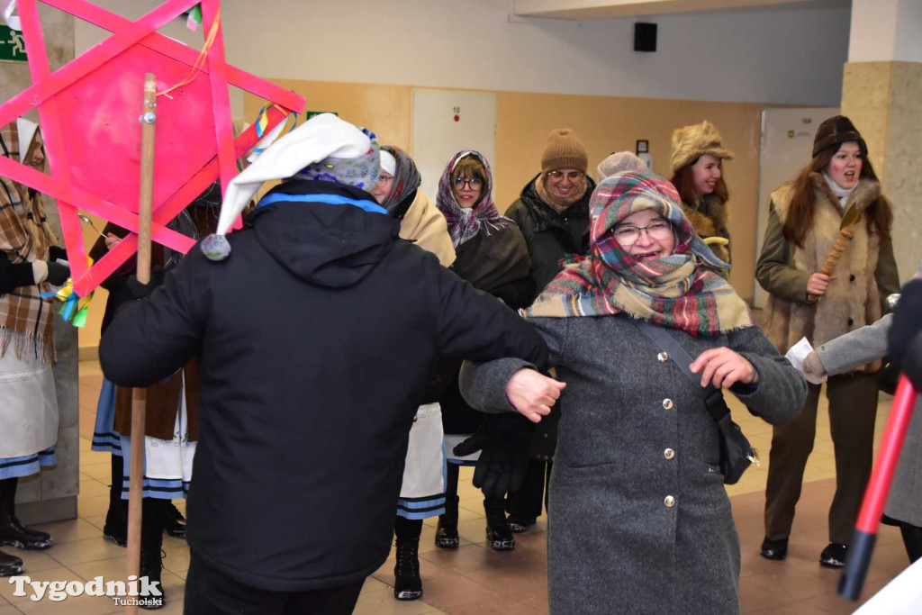 Korowód kolędników rozgrzał mroźną i śnieżną Tucholę