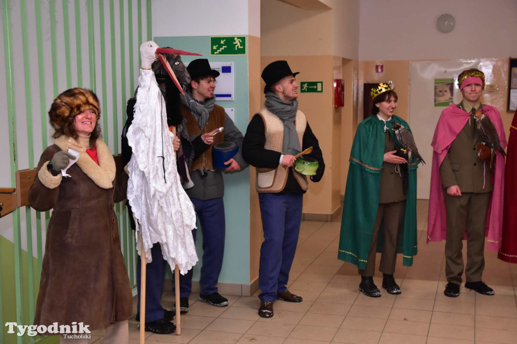 Korowód kolędników rozgrzał mroźną i śnieżną Tucholę