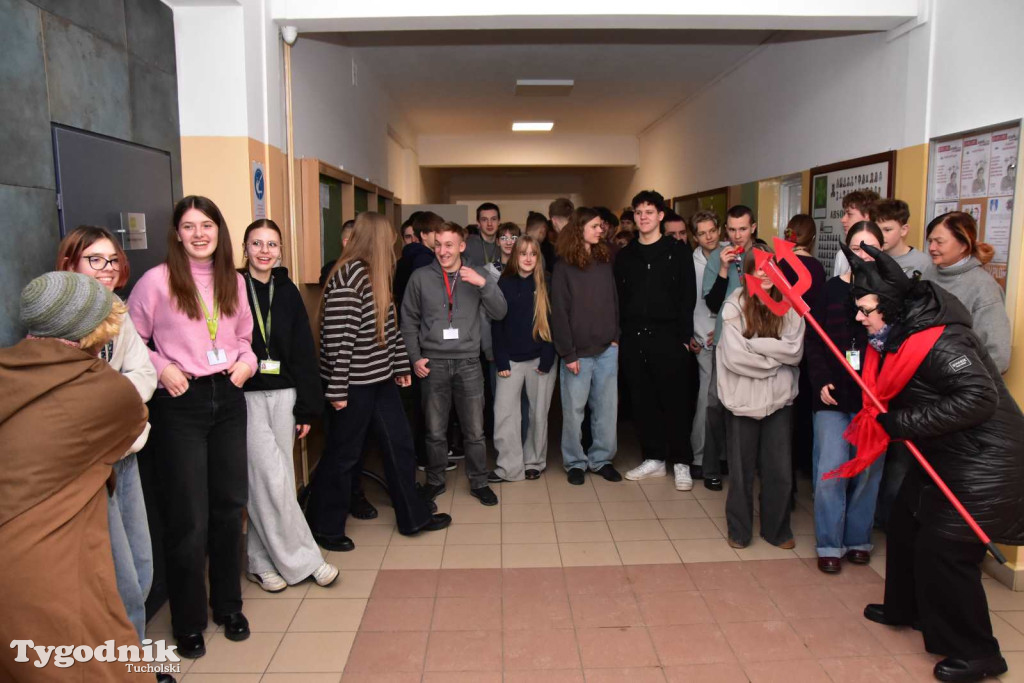 Korowód kolędników rozgrzał mroźną i śnieżną Tucholę