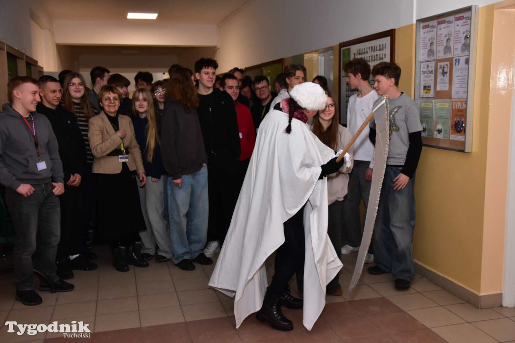 Korowód kolędników rozgrzał mroźną i śnieżną Tucholę