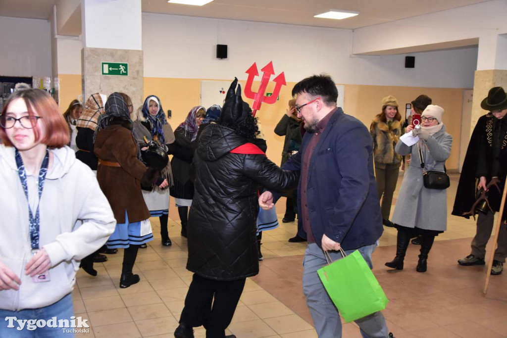 Korowód kolędników rozgrzał mroźną i śnieżną Tucholę