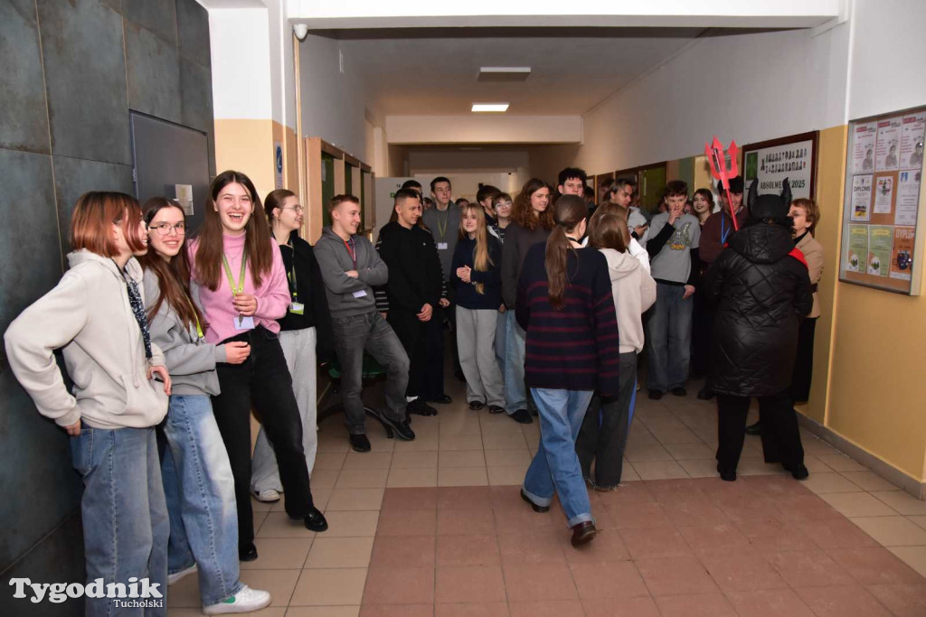 Korowód kolędników rozgrzał mroźną i śnieżną Tucholę