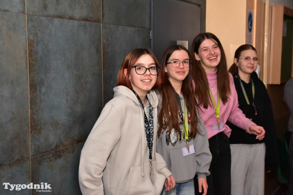 Korowód kolędników rozgrzał mroźną i śnieżną Tucholę