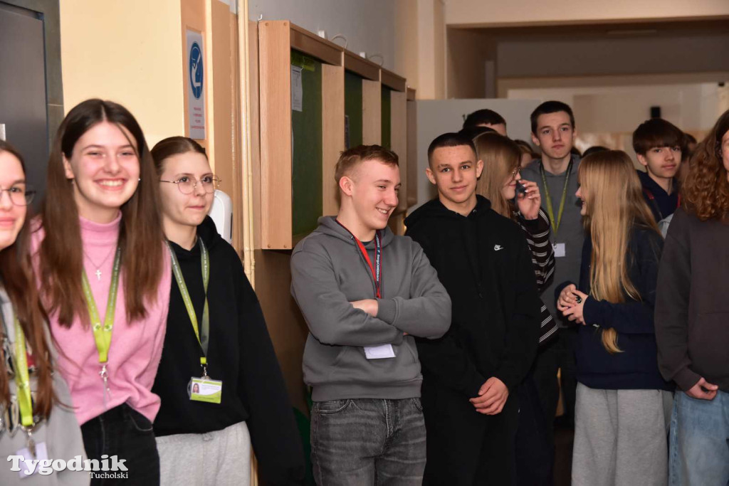 Korowód kolędników rozgrzał mroźną i śnieżną Tucholę