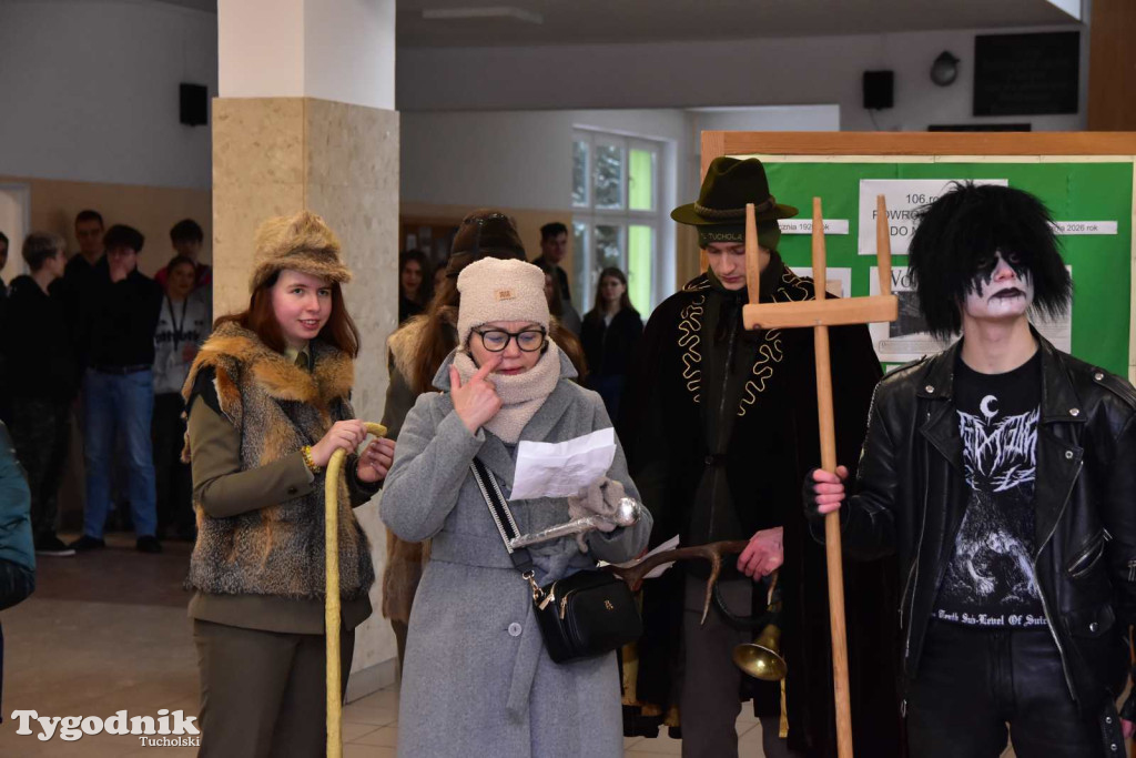 Korowód kolędników rozgrzał mroźną i śnieżną Tucholę