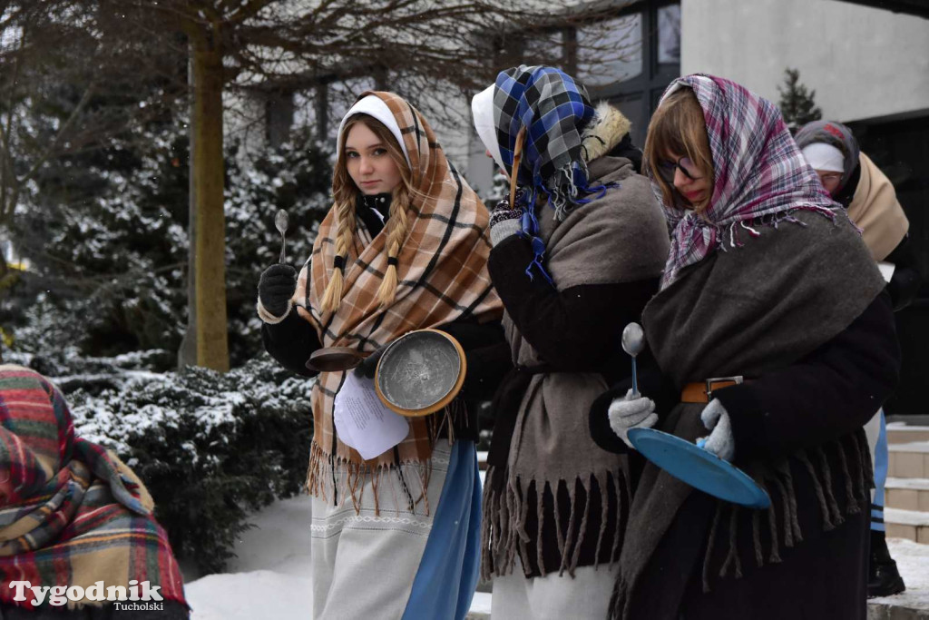 Korowód kolędników rozgrzał mroźną i śnieżną Tucholę