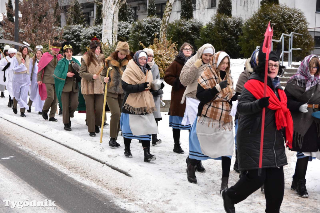 Korowód kolędników rozgrzał mroźną i śnieżną Tucholę