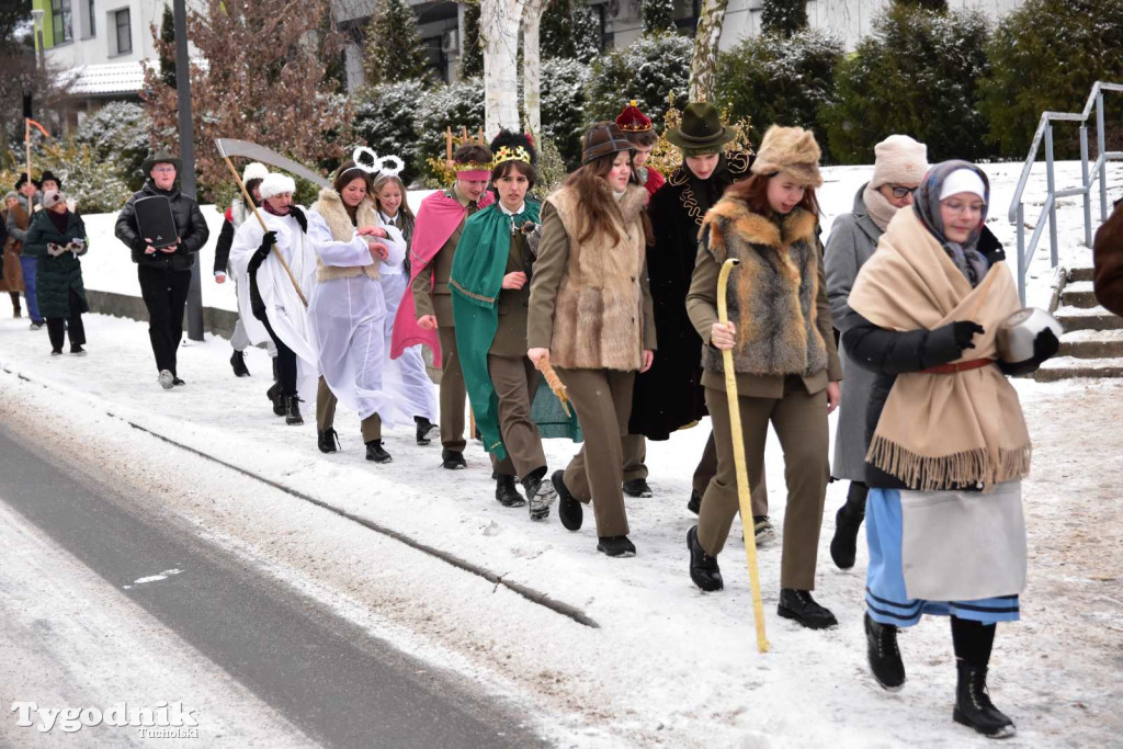 Korowód kolędników rozgrzał mroźną i śnieżną Tucholę