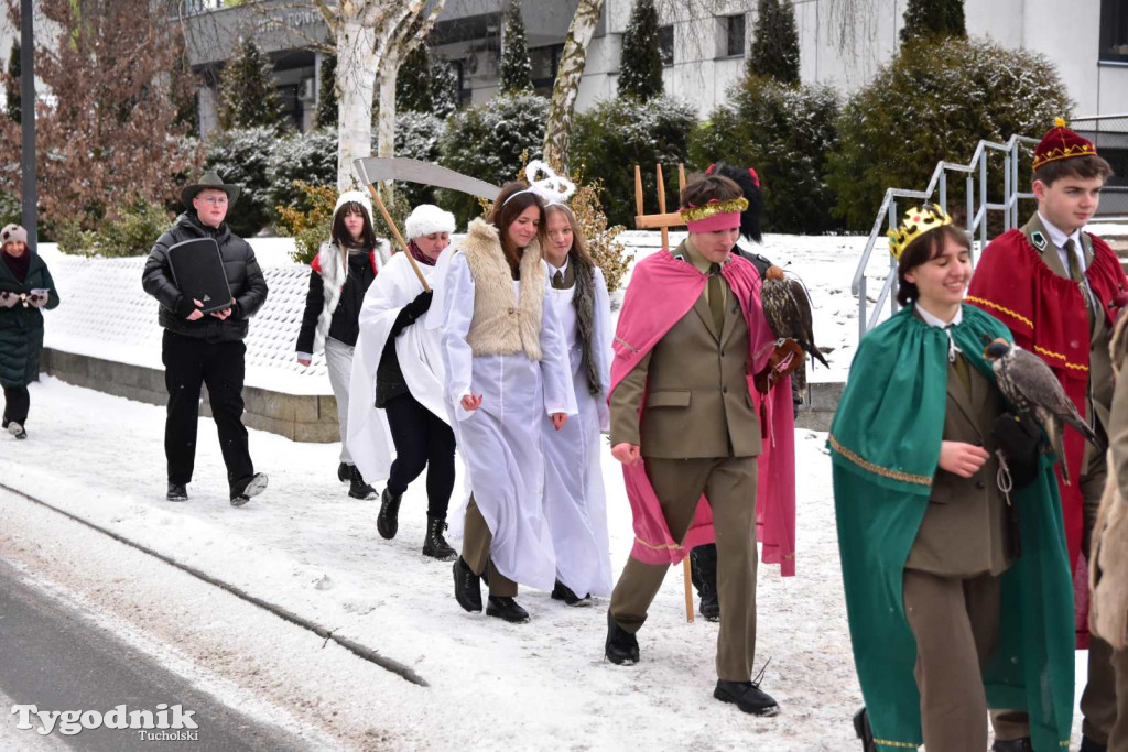 Korowód kolędników rozgrzał mroźną i śnieżną Tucholę