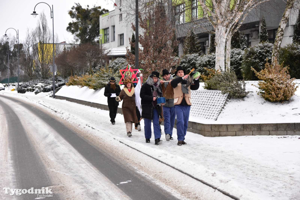 Korowód kolędników rozgrzał mroźną i śnieżną Tucholę