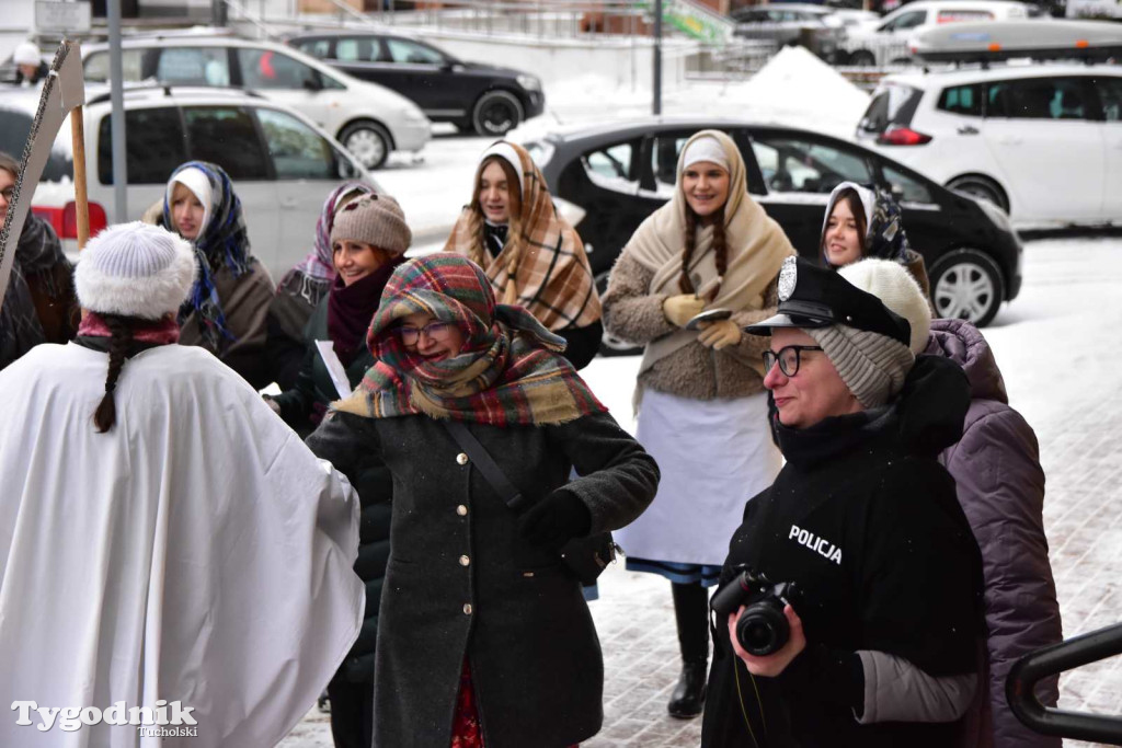 Korowód kolędników rozgrzał mroźną i śnieżną Tucholę
