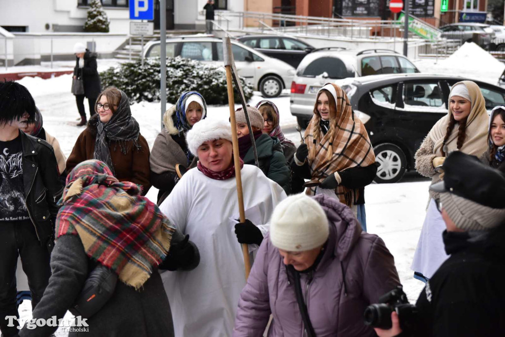 Korowód kolędników rozgrzał mroźną i śnieżną Tucholę