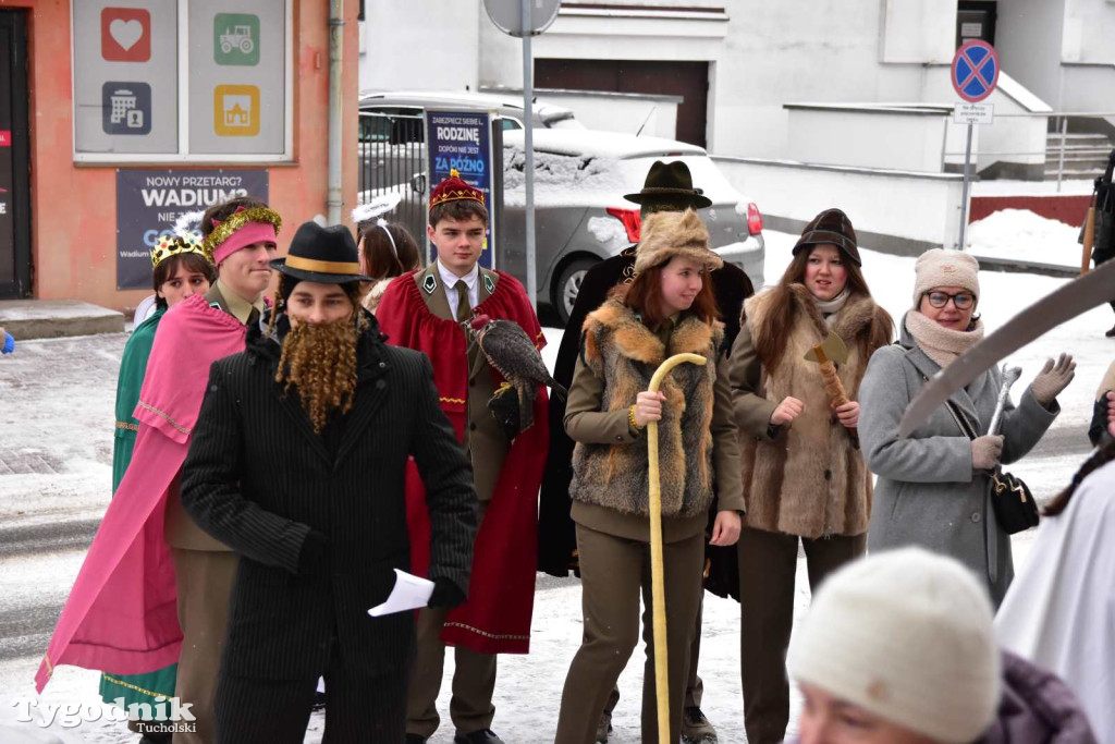 Korowód kolędników rozgrzał mroźną i śnieżną Tucholę