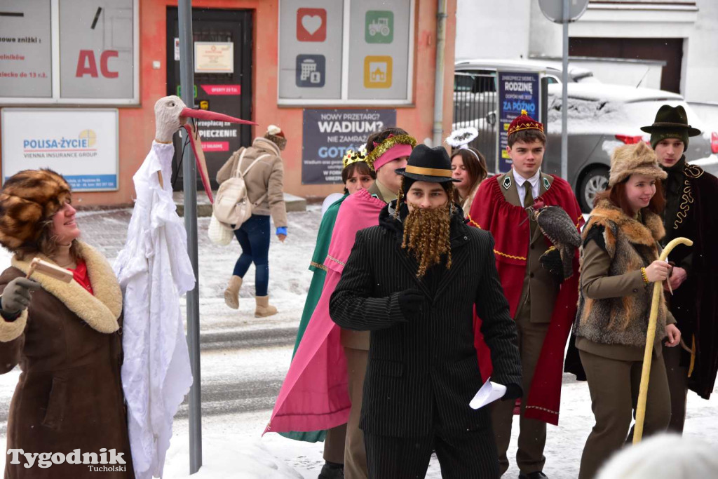 Korowód kolędników rozgrzał mroźną i śnieżną Tucholę