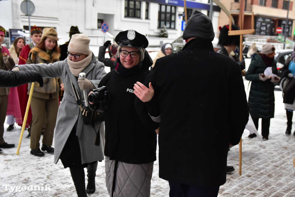 Korowód kolędników rozgrzał mroźną i śnieżną Tucholę