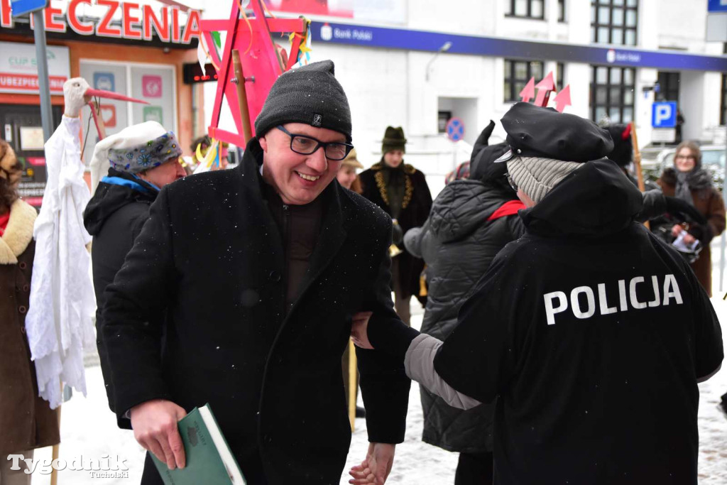 Korowód kolędników rozgrzał mroźną i śnieżną Tucholę