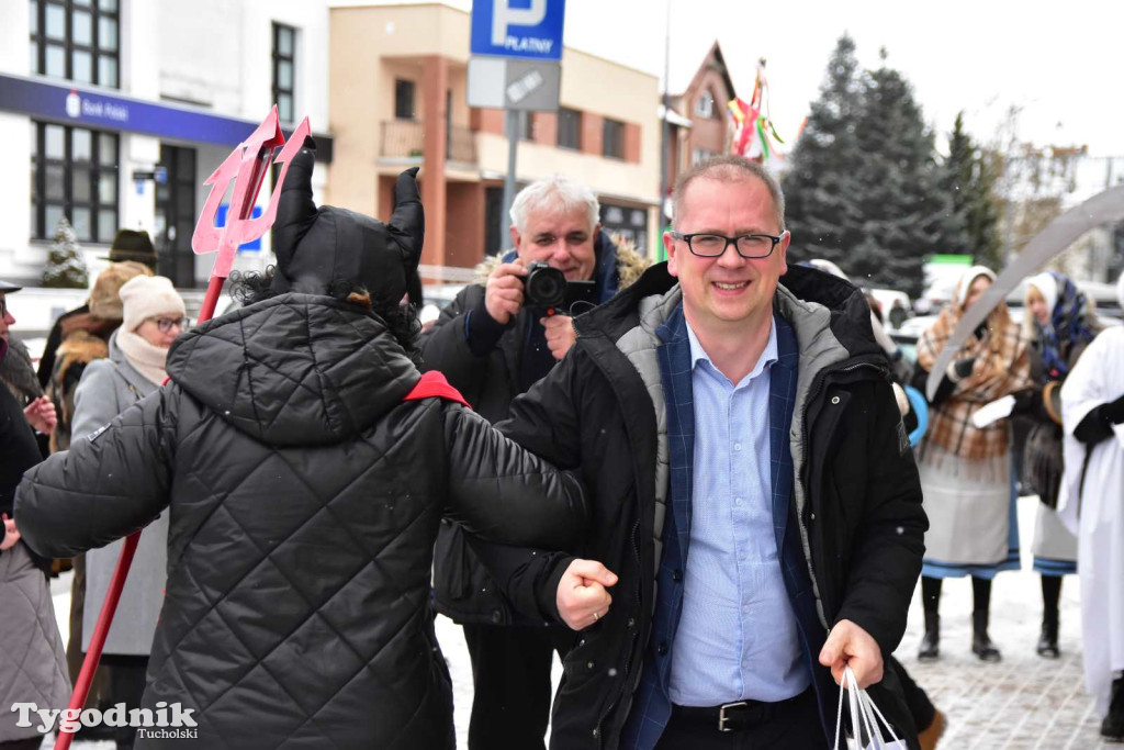 Korowód kolędników rozgrzał mroźną i śnieżną Tucholę