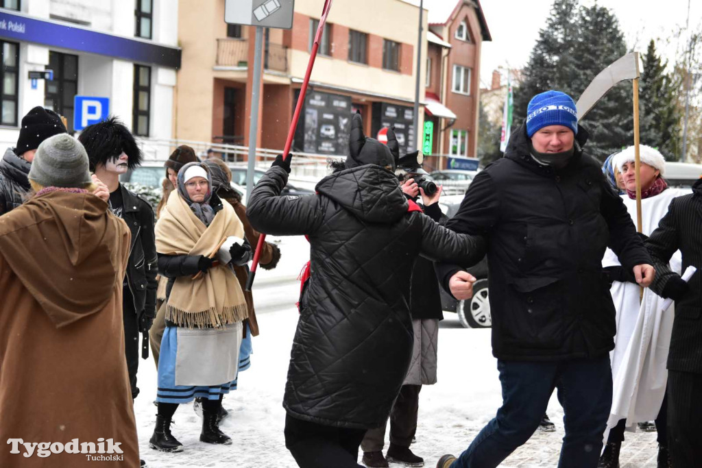 Korowód kolędników rozgrzał mroźną i śnieżną Tucholę