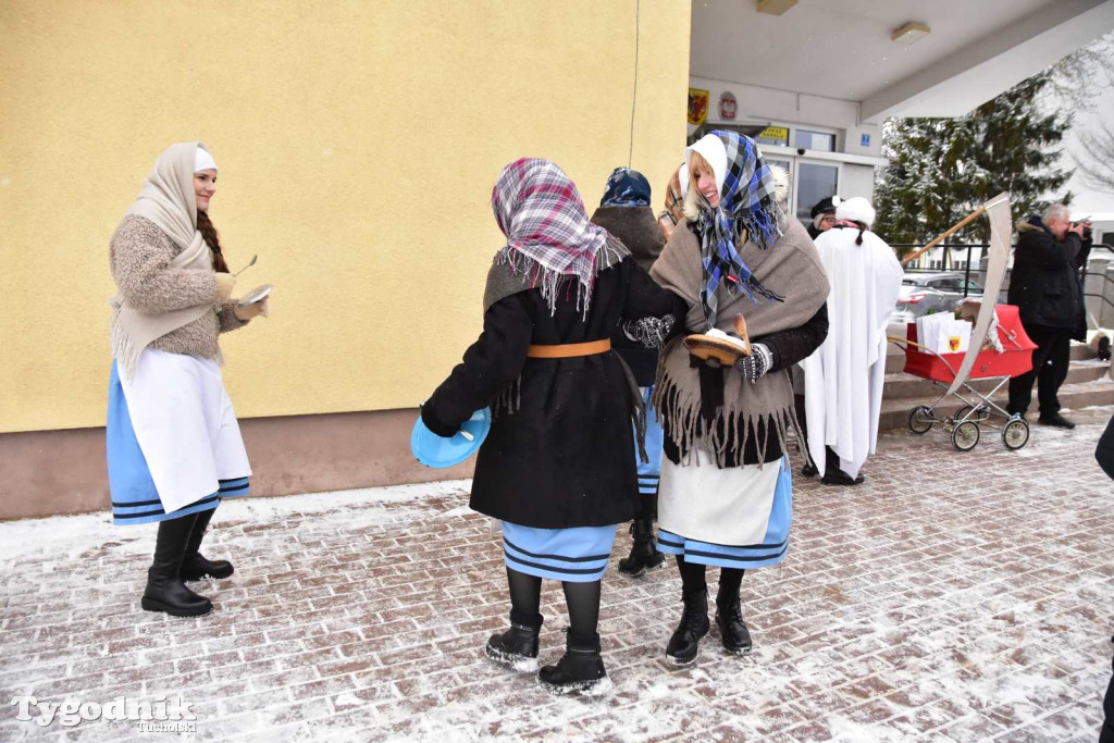 Korowód kolędników rozgrzał mroźną i śnieżną Tucholę