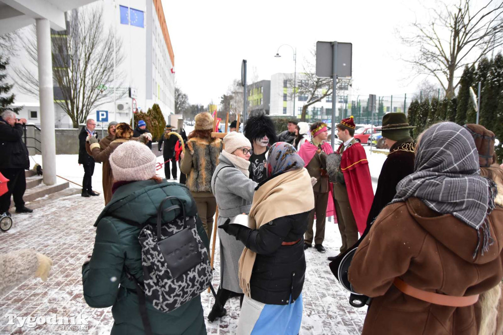 Korowód kolędników rozgrzał mroźną i śnieżną Tucholę