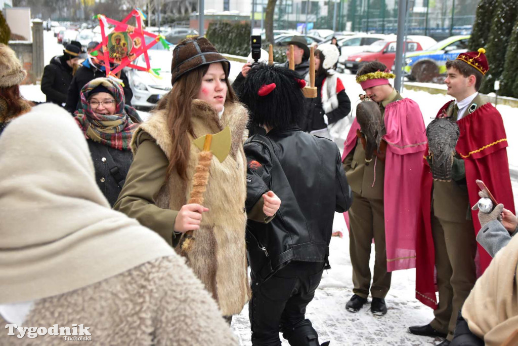 Korowód kolędników rozgrzał mroźną i śnieżną Tucholę