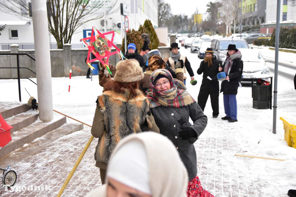 Korowód kolędników rozgrzał mroźną i śnieżną Tucholę