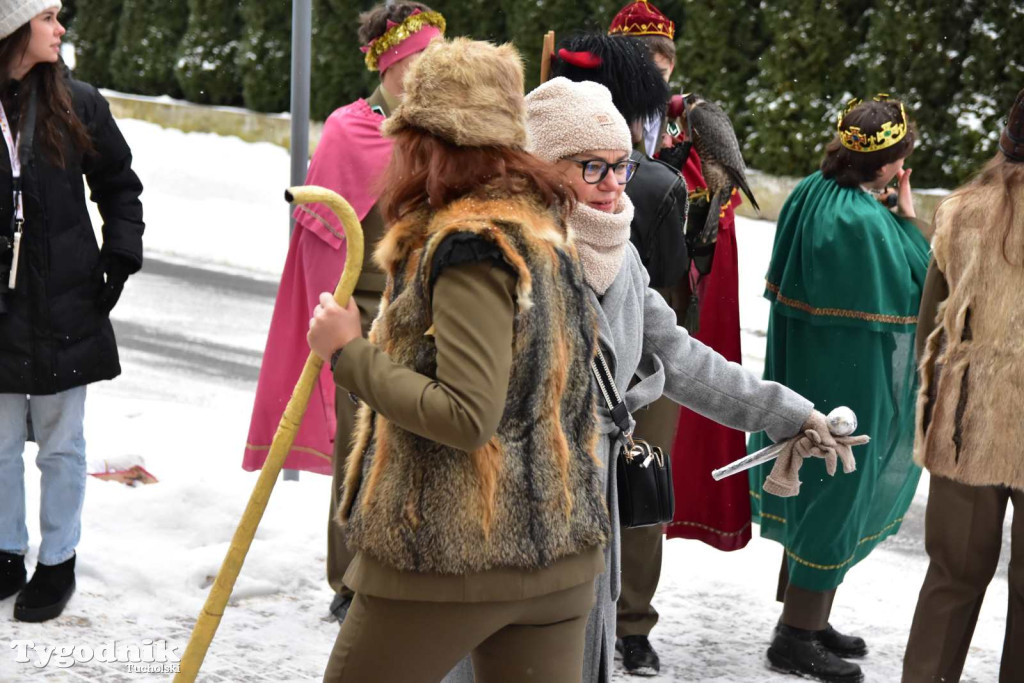 Korowód kolędników rozgrzał mroźną i śnieżną Tucholę