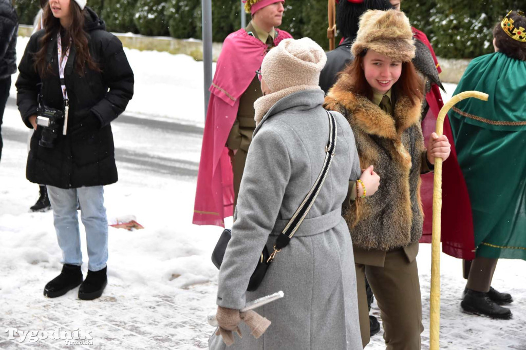 Korowód kolędników rozgrzał mroźną i śnieżną Tucholę