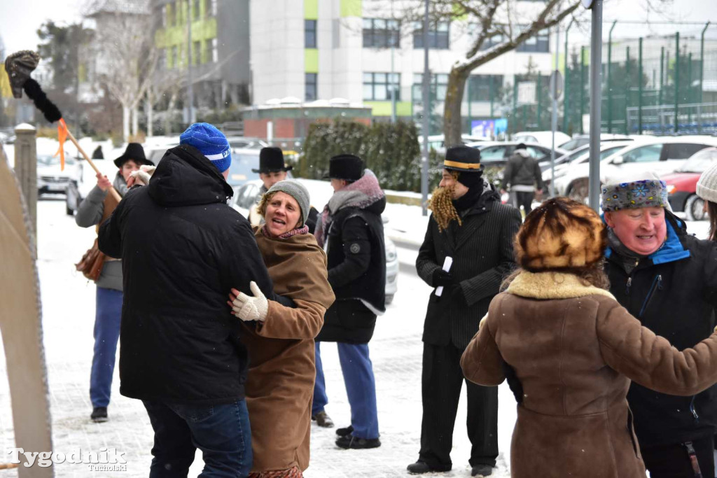 Korowód kolędników rozgrzał mroźną i śnieżną Tucholę