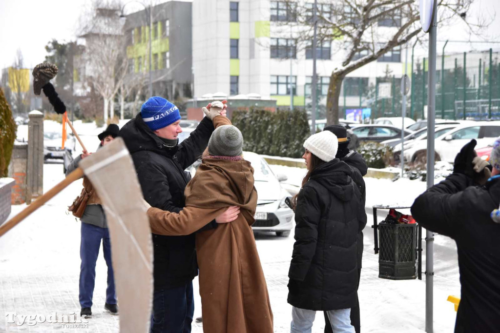 Korowód kolędników rozgrzał mroźną i śnieżną Tucholę